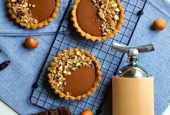 Chocolate, praline and tonka bean tarts, vegan, containing no refined sugar or butter