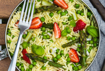 Pasta salad with fresh asparagus, peas and strawberries