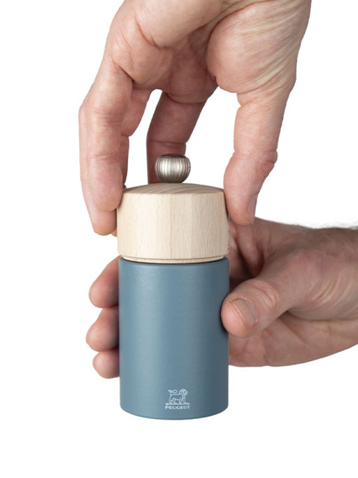 Boreal Manual pepper mill in wood, sky blue, 12 cm - 5 in
